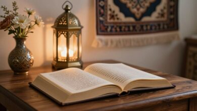 صورة توضيحية: شخص في وضعية دعاء أمام مصلى - تمثل وقت الخشوع في الدعاء